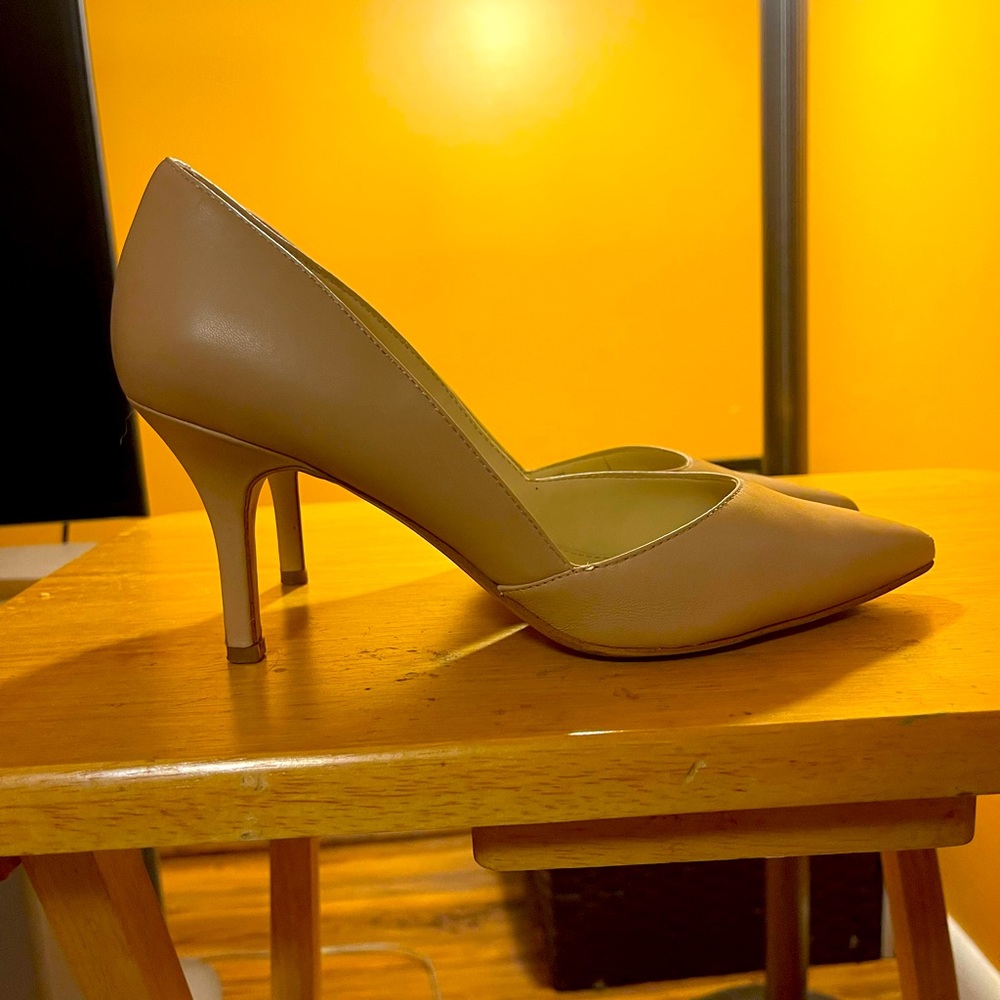 Ladies heels by Marc Fisher 8.5 M great condition light natural leather Tuscany